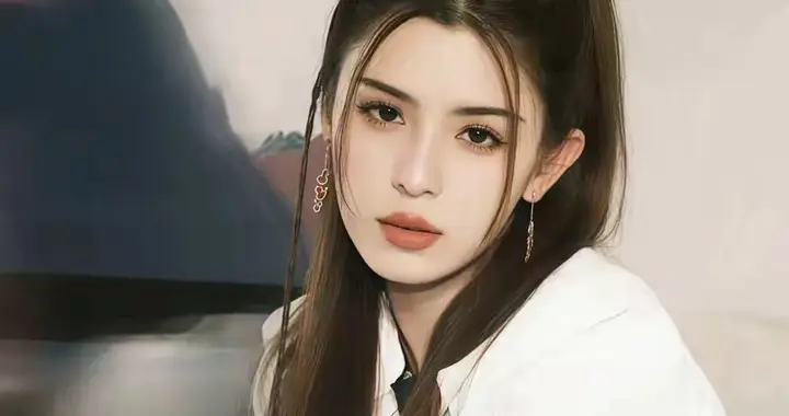 哈妮克孜 白短裤黑靴，甜酷随行