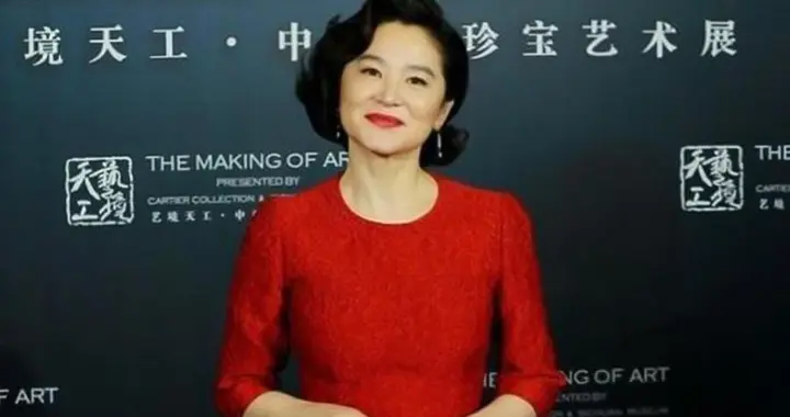 被70岁的林青霞惊艳到了：裙过膝、鞋带跟、发剪短，美得优雅高级