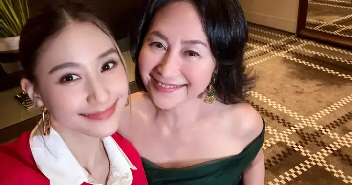何超莲晒和何超琼合影，虽然不是一个妈妈但长的最像，颜值也最高