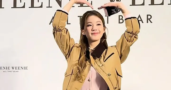 26岁赵露思活动穿搭：夹克+半身裙+长筒靴，减龄又时尚，美翻了