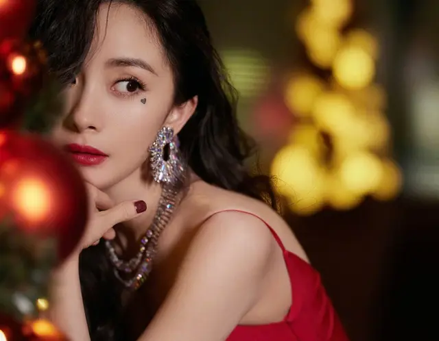 杨幂，红裙魅足，好绝