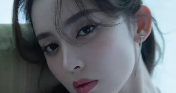 娜扎蕾丝裙甜美动人