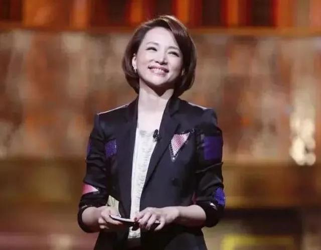 董卿|48岁董卿现身农村录节目，和村民吃席有说有笑，就是没敢动筷子