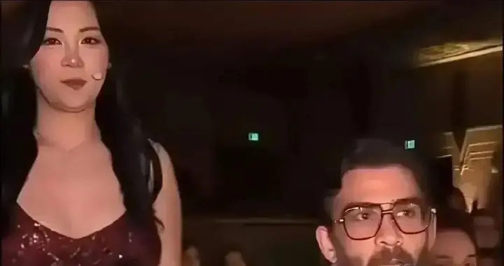 华裔女主持评价中山装，外网博主反驳，编剧汪海林批评