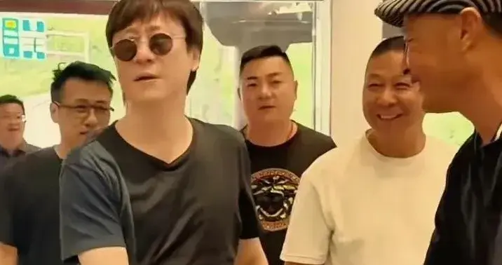 56岁解晓东黄山被偶遇，走路晃肩严重，戴墨镜好酷，显年轻像30岁