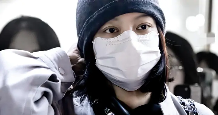 辛芷蕾平遥到达路透照，穿天蓝色皮衣套装戴着耳机 素颜出行接地气