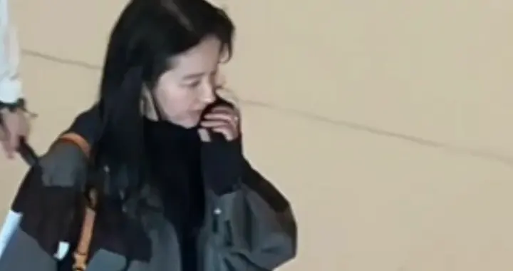 网友阿布扎比偶遇刘亦菲：素颜外出精气神十足，侧颜照好绝！