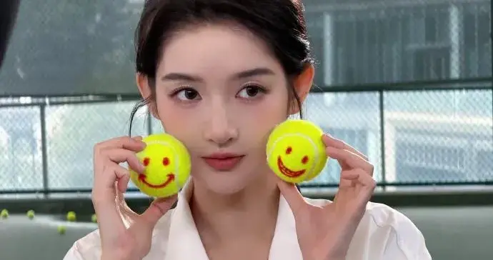 王玉雯这状态谁不迷糊！白色运动上衣搭短裙秀身材，确实很养眼！