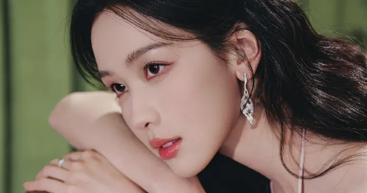 陈都灵粉红抹胸连衣裙