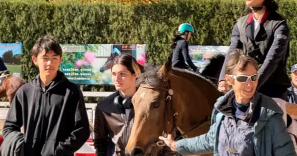 偶遇刘烨儿子陪妹妹霓娜骑马，15岁诺一打扮潦草粗糙，差点认不出