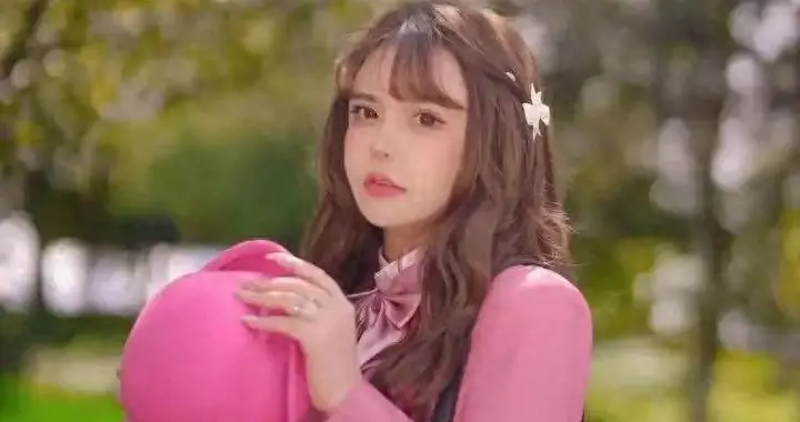 四次婚变、未婚先孕、撕裂母亲，整容33次，她26岁为何如此疯狂？