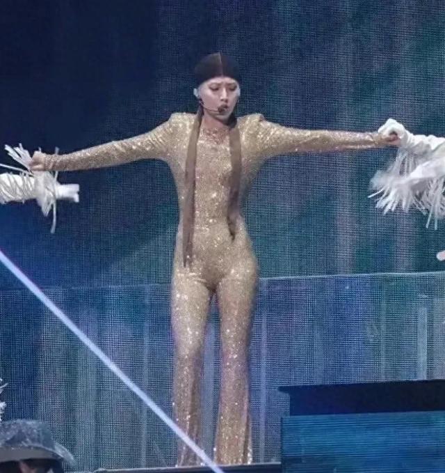 刘雨昕上海演唱会搞大事：衣服太贴身惊呆观众，妩媚多姿魅力十足