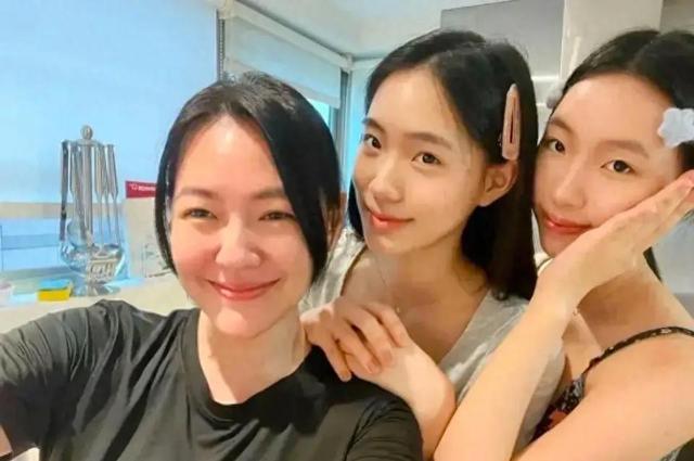 小s俩女儿到韩国游玩秀好身材，大姨夫具俊晔，安排好友全程陪同