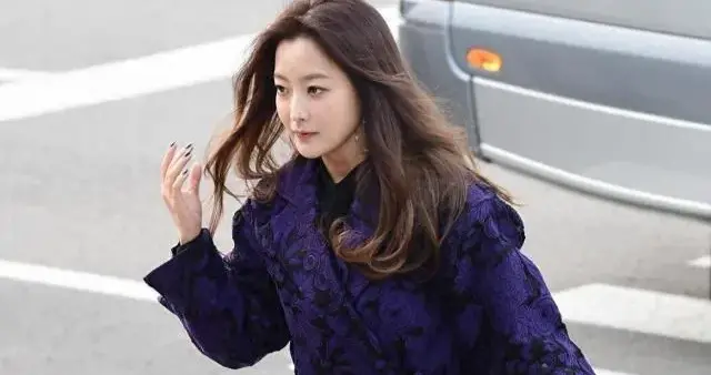 47岁金喜善换风格后大变样！穿紫大衣+黑裤袜，时髦又显贵！