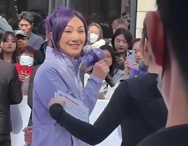 天啊！歌手杨千嬅怎么胖成街头大妈了？她身材走样，染着紫色头发