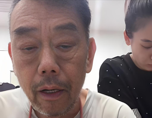 杨伦病床开播，胡子拉碴称要守孝49天，杨议吐槽：别装了！