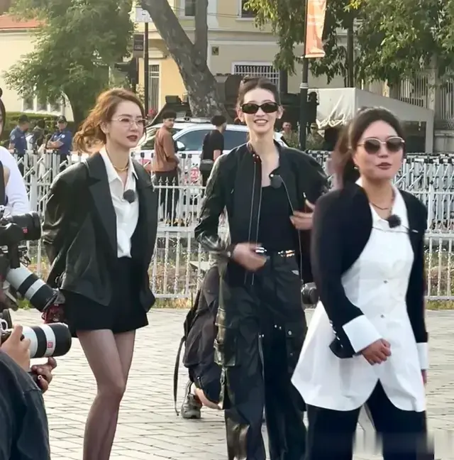 女子推理社拍摄被偶遇，戚薇张艺凡超瘦田曦薇脸小，女明星都好卷