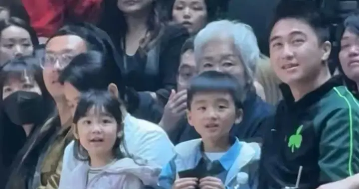 何猷君奚梦瑶一儿一女罕见露面，两个孩子跟奚梦瑶一模一样