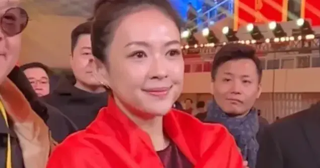 章子怡穿红裙录春晚，陈妍希娇俏，于适站蓝羽身边，张译很帅气