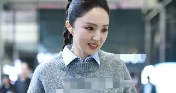 董璇二婚后状态越发年轻！穿印花毛衣+衬衫+白裙子，时髦又减龄！
