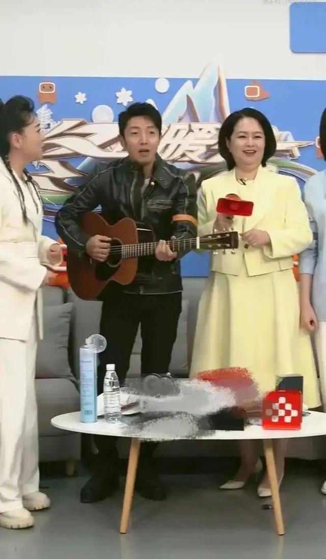 鞠萍胖的大方自然，跟普通奶奶真实接地气，倪萍减肥瘦身却更显老