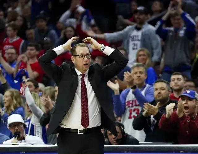 春晚机器人“意外失态”，下场脚步哆嗦成焦点