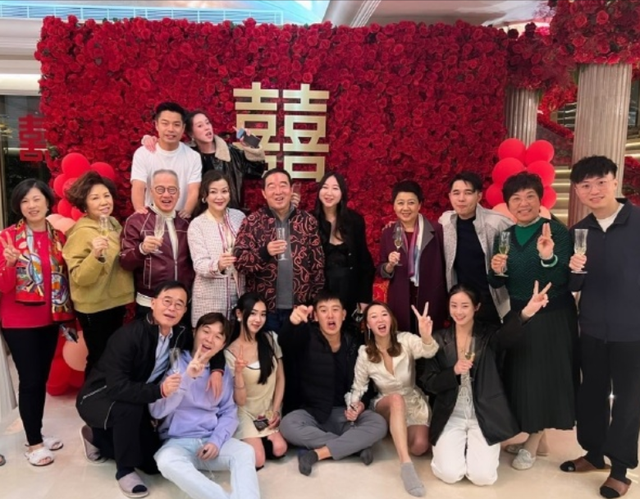 梁安琪|梁安琪与何猷亨一起跨年，被后生亲到脸变形，未看到奚梦瑶何猷君