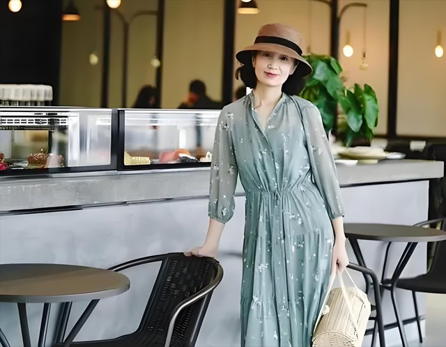 人到中年如何搭配？记住2个窍门，优雅提气质，和同龄人拉开差距