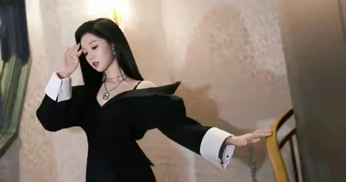 演员岳雨婷脚踩高跟，这个腿又嫩又白，真绝