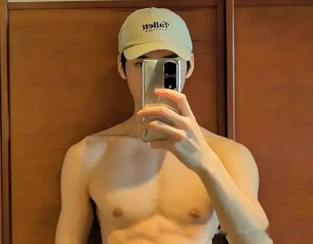 龚俊应该是内娱第一健身达人，身材超级完美，演技还不错。