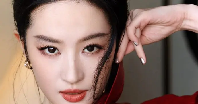 刘亦菲出席路易威登活动，精致玉腿穿短款皮靴，美呆了