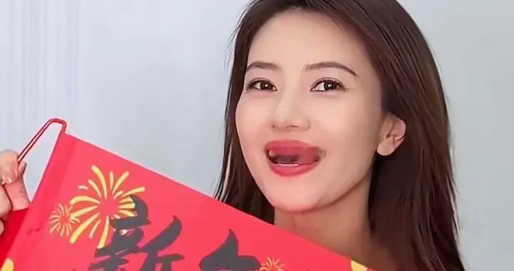 46岁高圆圆穿红色毛衣贺新春！骏马图案好抢眼，整个人美得像28岁