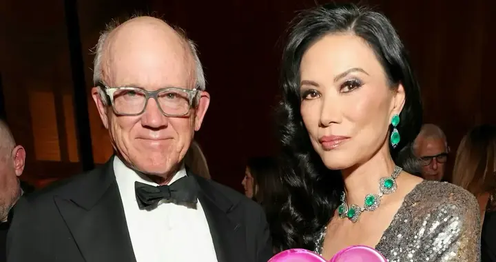 56岁邓文迪出席晚宴！一套祖母绿珠宝贵气十足，俩女儿让她变自信