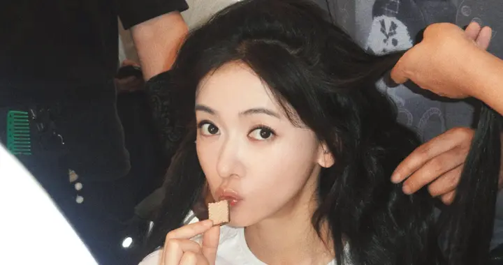 35岁吴谨言晒拍摄日常！生女后颜值高发量超多，偷吃小饼干好可爱