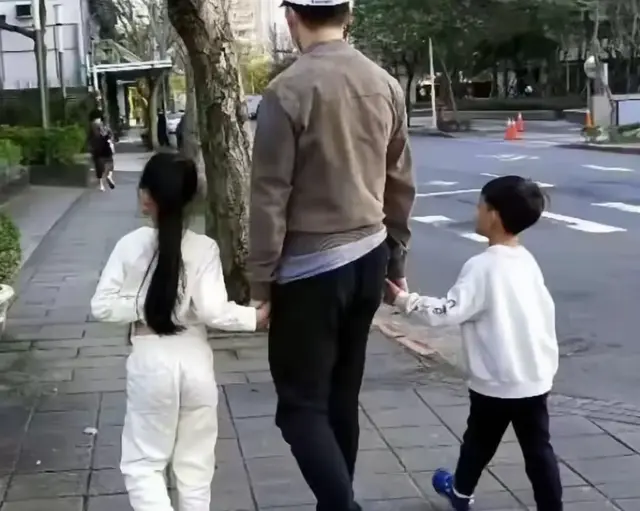 2个孩子病了，汪小菲守医院18小时，小S夫妇露面，骨灰不能放家里