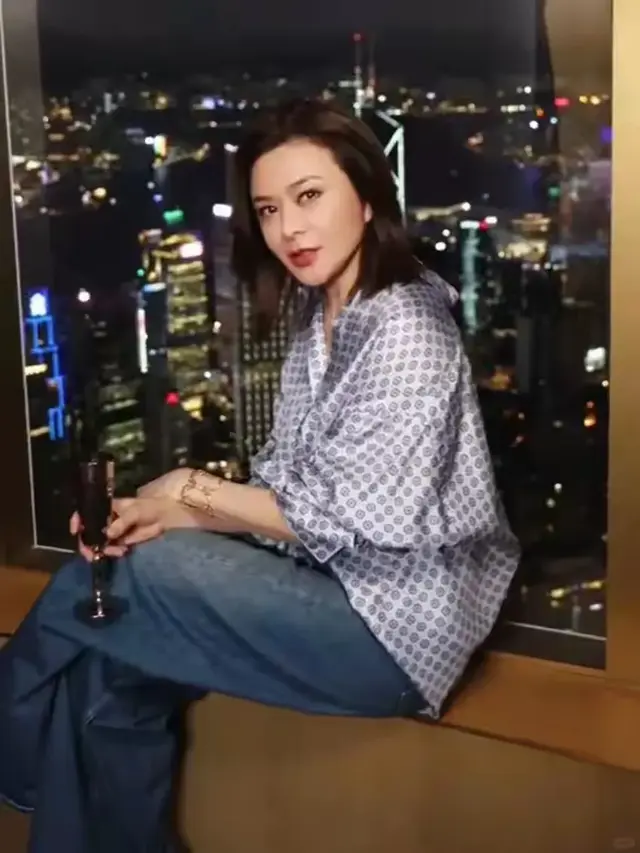 62岁关之琳敦煌行，与59岁已婚富豪举止亲密惹争议，正妻发文感谢