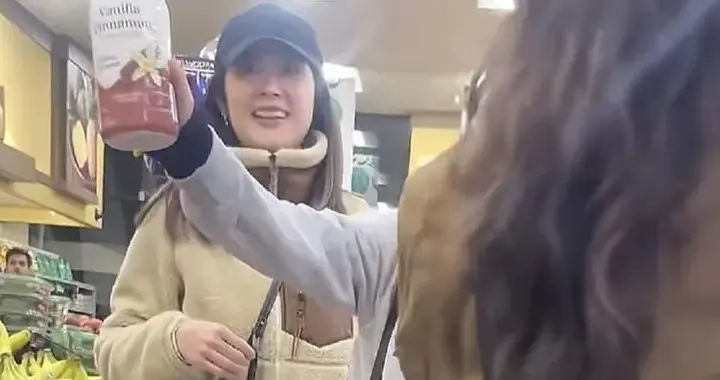 陈慧琳素颜逛美国超市，脸好方，腮帮子鼓起来了，牙齿不整齐！