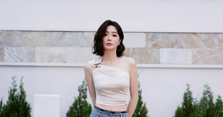 秦岚牛仔裤，这身材也太好吧，脖子以下全是腿 ???