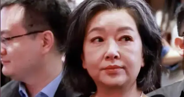 被57岁江珊惊艳，不整科技脸，不染发，美人迟暮但气质还是很好