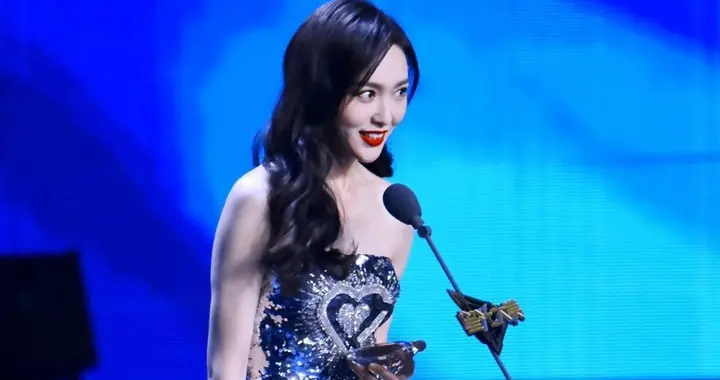 唐嫣红毯大赏：星光纱裙高跟美腿，身材好优越。