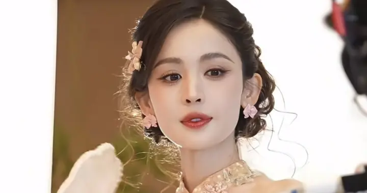 真国色天香！娜扎出席活动，穿粉色中式挂脖长裙，直接美到心巴上