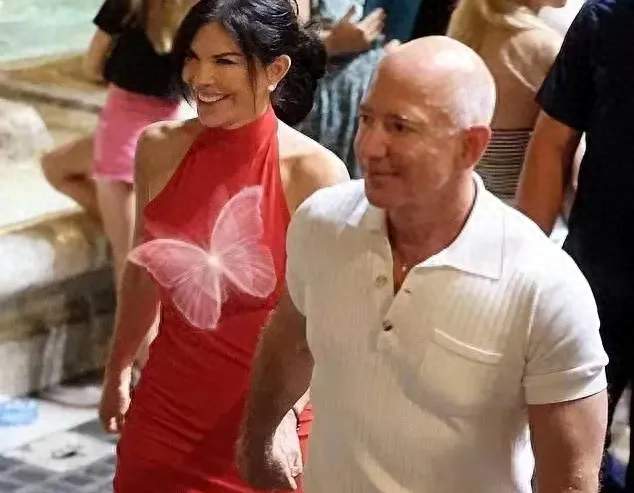 桑切斯穿短裙腿肚肌肉醒目，蹬细跟凉鞋丑到爆，腋窝一症状爆隐私