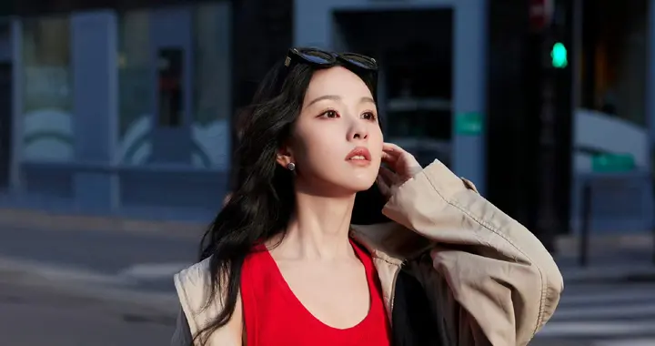 陈都灵巴黎街拍：红背心牛仔阔腿裤，撞色穿搭尽显法式随性魅力