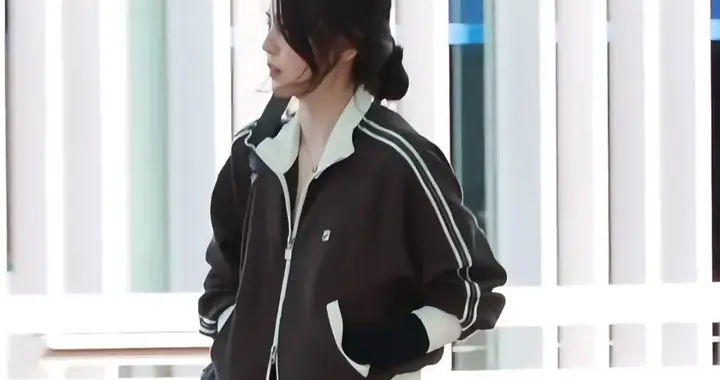 韩素希现身机场，寒风中穿薄外套和短裤，冷的瑟瑟发抖却依然貌美