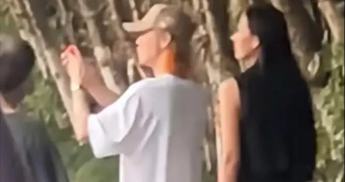 鹿晗逛公园被偶遇，走路扣肩驼背还一路拍照，邓超大裤衩拖鞋抢镜