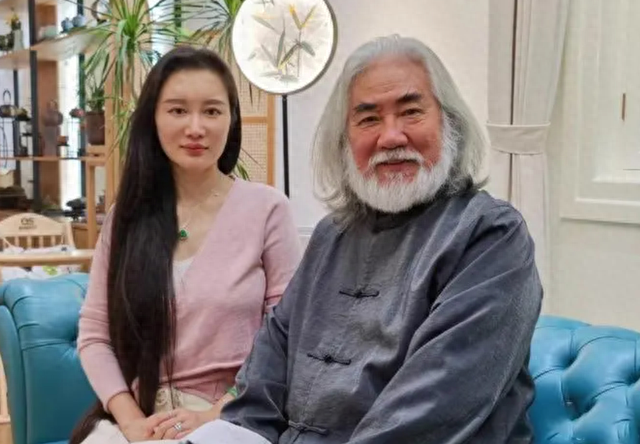 72岁张纪中被问一月几次？39岁杜星霖的一句话，暴露真实夫妻状况