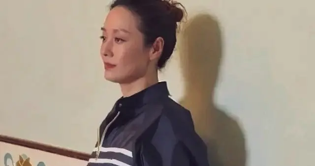 49岁马伊琍惊艳现场！丸子头+利落装扮竟让粉丝直呼太年轻