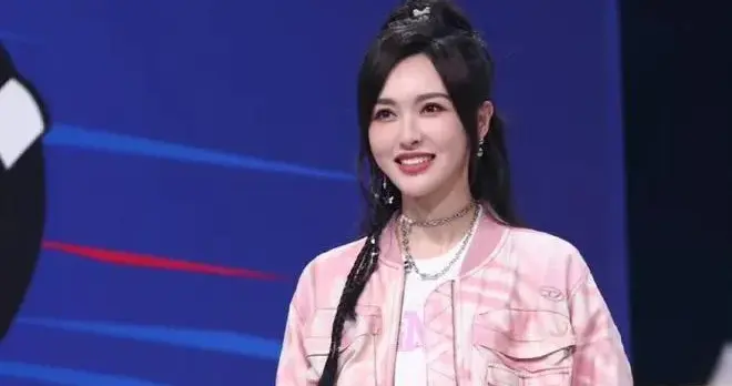 唐嫣编发发型大回春！穿短外套+工装裤，美得像换了个人！