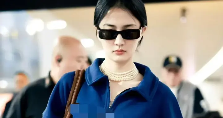 徐璐机场私服真时髦！穿半拉链卫衣+阔腿裤，休闲随性又减龄！