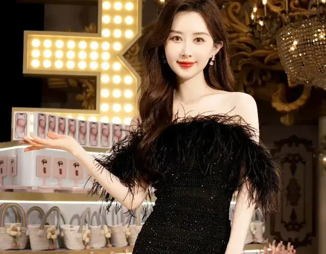 舒畅的嘴唇那么红，皮肤那么白 整个人闪闪发光